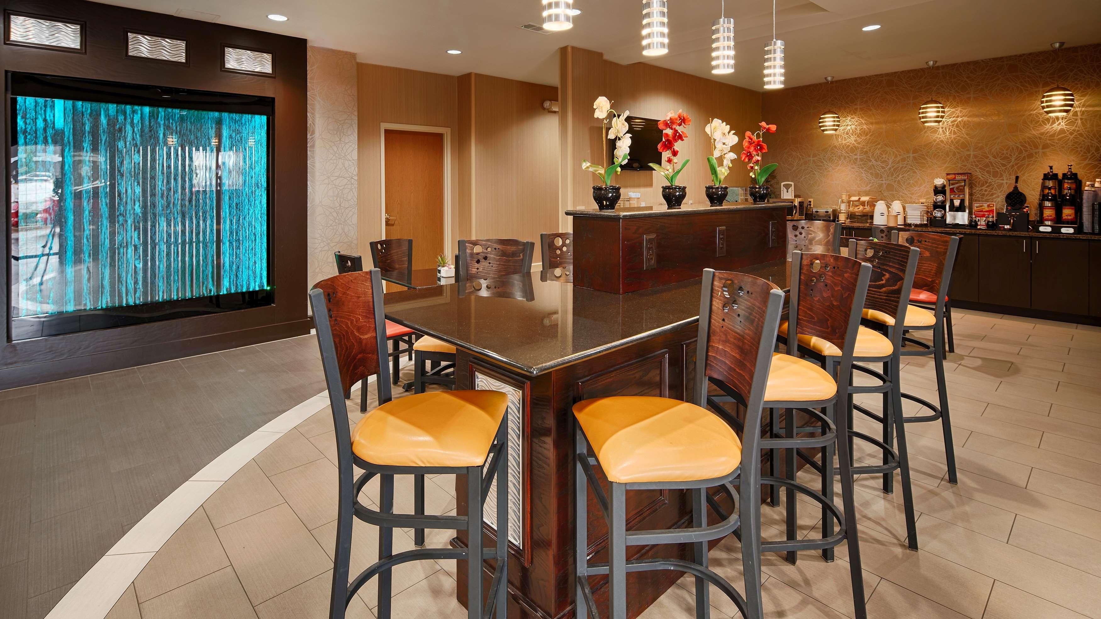 Best Western Plus Denton Inn & Suites Экстерьер фото