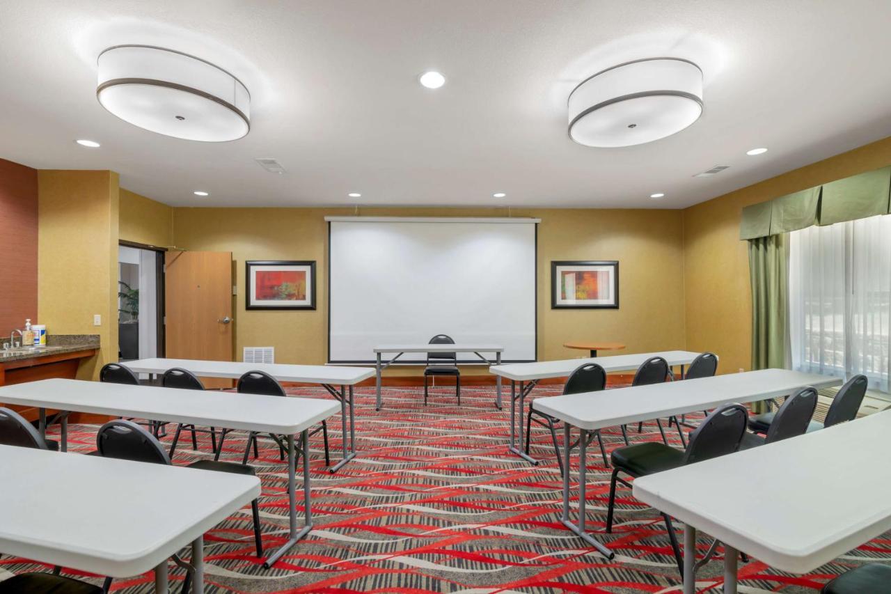 Best Western Plus Denton Inn & Suites Экстерьер фото